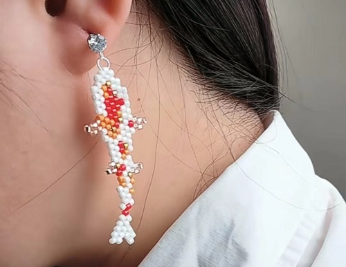 4月15日，家里干的手工活兼職，純手工加工項(xiàng)目，開飾品加工廠，在手工之家，做兩種業(yè)務(wù)收入更好，圖為飾品類串珠純手工產(chǎn)品剪影