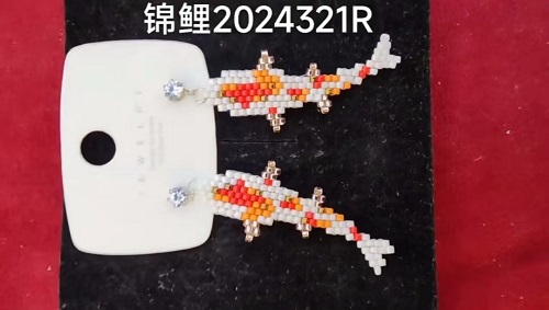 4月15日，家里干的手工活兼職，純手工加工項(xiàng)目，開飾品加工廠，在手工之家，做兩種業(yè)務(wù)收入更好，圖為飾品類串珠純手工產(chǎn)品剪影