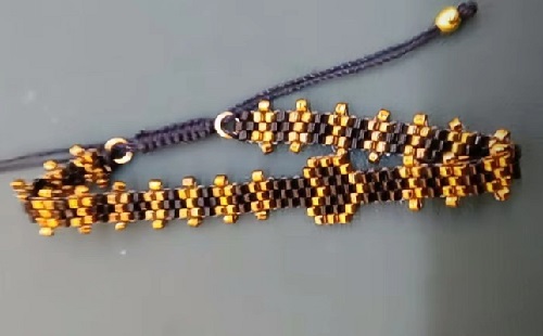 4月16日，外發(fā)手工領(lǐng)回家做，靈活就業(yè)手工項(xiàng)目，在家做手工掙錢，開飾品加工廠，與手工之家合作，產(chǎn)品讓大家的收入有保障，圖為飾品類串珠純手工產(chǎn)品剪影