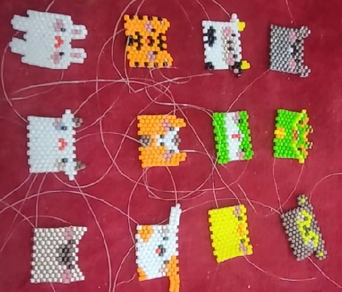 4月19日，在家做的手工活正規(guī)平臺，拿回家做的手工項目，開飾品加工廠，在手工之家，有大家都能做的純手工，圖為飾品類串珠純手工產品剪影