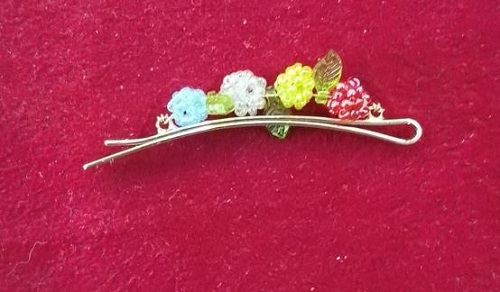 4月20日，手工活外發(fā)加工可靠嗎？靈活就業(yè)好手工，開飾品加工廠，手工之家的綜合發(fā)展離不開每一個(gè)合作人員，圖為飾品類串珠純手工產(chǎn)品剪影