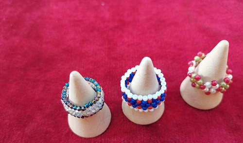 4月30日，手工活從哪里找廠家，可靠的串珠手工項(xiàng)目，靈活就業(yè)好手工，在手工之家，產(chǎn)品始終是發(fā)展的重點(diǎn)之一，圖為飾品類串珠純手工產(chǎn)品剪影