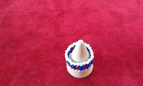 4月30日，手工活從哪里找廠家，可靠的串珠手工項(xiàng)目，靈活就業(yè)好手工，在手工之家，產(chǎn)品始終是發(fā)展的重點(diǎn)之一，圖為飾品類串珠純手工產(chǎn)品剪影