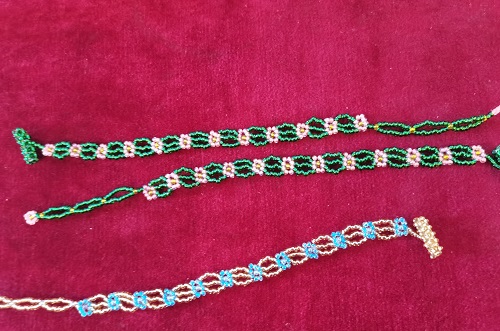 5月10日，農(nóng)村手工活加工項目去哪里找，拿回家做的手工項目，開手工加工廠，選擇手工之家因為對這里滿意，圖為飾品類串珠純手工產(chǎn)品剪影