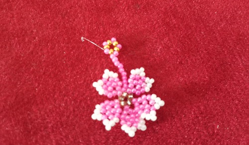 5月22日，手工活接單平臺，靈活就業(yè)的手工，開串珠加工廠，與手工之家合作，專心專注出成績，圖為串珠米珠繡純手工產(chǎn)品剪影