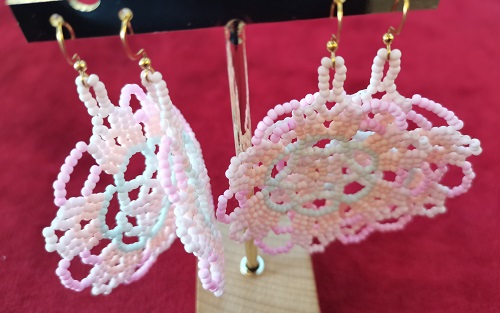 5月26日，手工活外發(fā)加工正規(guī)的廠家，開手工加工廠，靈活就業(yè)創(chuàng)業(yè)，與手工之家合作，自由靈活把錢掙，圖為串珠米珠繡純手工產(chǎn)品剪影