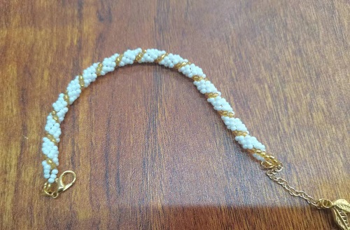 6月12日，手工活兼職可帶回家，開飾品加工廠，居家靈活就業(yè)創(chuàng)業(yè)好選擇，在手工之家，純手工有特點、能掙錢，圖為串珠米珠繡手工產(chǎn)品剪影