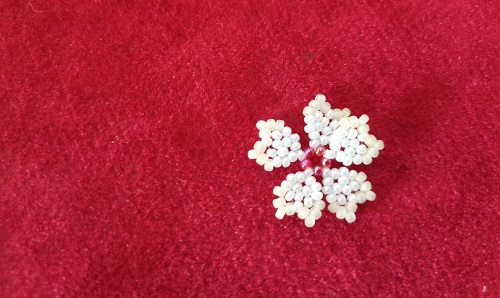 7月4日，在家里就能賺錢的工作，開手工加工廠，居家手工靈活就業(yè)創(chuàng)業(yè)，手工之家的創(chuàng)新讓產(chǎn)品更有市場，圖為串珠米珠繡純手工產(chǎn)品剪影