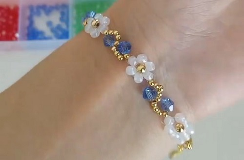 7月7日，手工活外發(fā)加工正規(guī)廠家直接發(fā)貨，手工靈活就業(yè)好選擇，開手工加工廠，手工之家始終重視外發(fā)加工，圖為飾品類串珠手工產(chǎn)品剪影