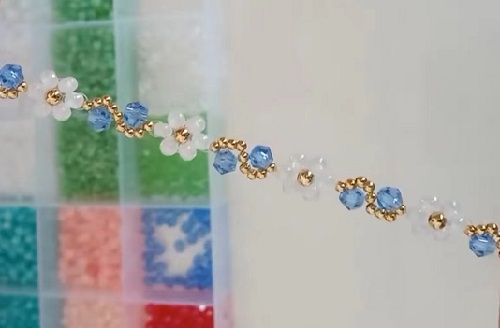 7月7日，手工活外發(fā)加工正規(guī)廠家直接發(fā)貨，手工靈活就業(yè)好選擇，開手工加工廠，手工之家始終重視外發(fā)加工，圖為飾品類串珠手工產(chǎn)品剪影