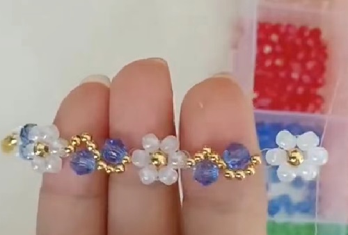 7月7日，手工活外發(fā)加工正規(guī)廠家直接發(fā)貨，手工靈活就業(yè)好選擇，開手工加工廠，手工之家始終重視外發(fā)加工，圖為飾品類串珠手工產(chǎn)品剪影