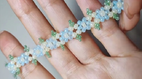 7月12日，在家做的手工活正規(guī)平臺，在家可以做的兼職工作，居家靈活就業(yè)好副業(yè)，開手工加工廠，手工之家純手工加工銷售讓合作人員收入很好，圖為串珠米珠繡手工產(chǎn)品剪影