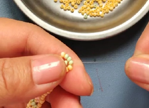 7月18日，在家兼職手工活，靈活就業(yè)創(chuàng)業(yè)手工副業(yè)，開手工加工廠，手工之家與合作人員一起成長收獲，圖為串珠米珠繡純手工產(chǎn)品剪影