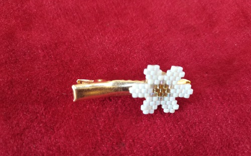 7月23日，在家兼職手工活，帶回家做的手工項(xiàng)目，做手工傳承官，合作長期穩(wěn)定，因?yàn)槭止ぶ液褪止な聵I(yè)一直在創(chuàng)新發(fā)展，圖為串珠米珠繡純手工產(chǎn)品剪影