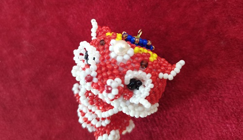 7月25日，在家可以做的工作，拿回家做的手工項目，做手工傳承官，與手工之家合作，因為看好這里、相信這里，圖為串珠米珠繡純手工產(chǎn)品剪影