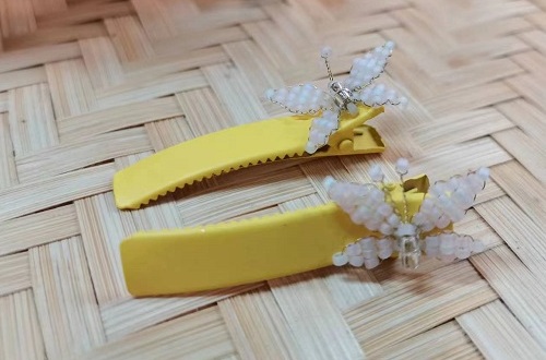 8月3日，家里干的手工活兼職，純手工加工項(xiàng)目，做手工傳承官，在手工之家，做得多，收入更好，圖為串珠米珠繡純手工產(chǎn)品剪影