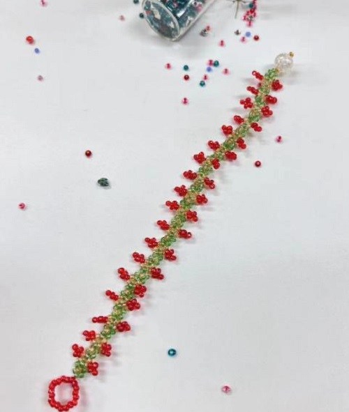 9月6日，附近有沒有兼職手工活，居家靈活就業(yè)的好副業(yè)，做手工傳承官，與手工之家，合作制度和服務(wù)讓人放心，圖為串珠米珠繡純手工產(chǎn)品剪影
