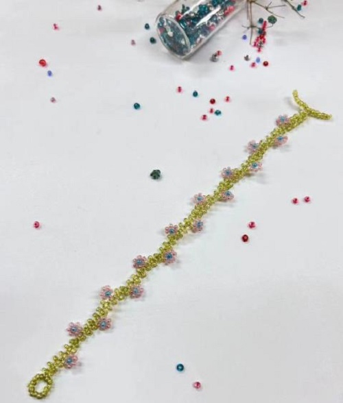 9月9日，手工活接單平臺，想接正規(guī)廠家的手工，做手工傳承官，與手工之家合作，合作內(nèi)容多，收入也多，圖為串珠米珠繡純手工產(chǎn)品剪影