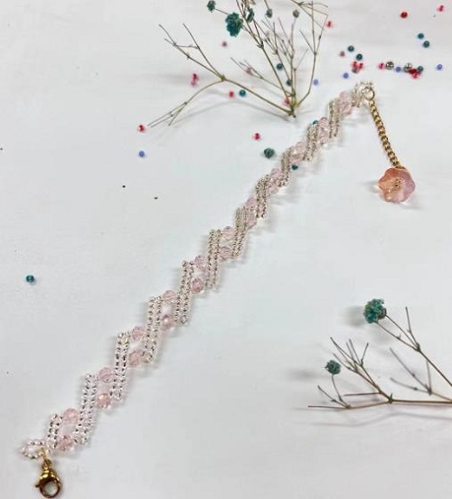 9月11日，在家里就能賺錢的工作，靈活就業(yè)好副業(yè)，手工活加工外發(fā)回收，做手工傳承官，與手工之家合作，穩(wěn)定可靠，心里踏實(shí)，圖為串珠米珠繡純手工產(chǎn)品剪影