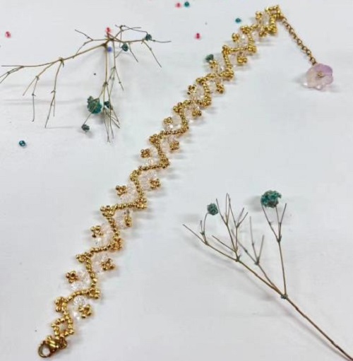 9月11日，在家里就能賺錢的工作，靈活就業(yè)好副業(yè)，手工活加工外發(fā)回收，做手工傳承官，與手工之家合作，穩(wěn)定可靠，心里踏實(shí)，圖為串珠米珠繡純手工產(chǎn)品剪影