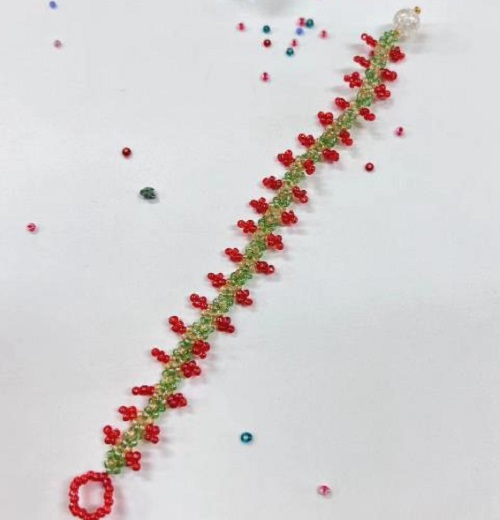 9月14日，兼職手工活可以帶回家做的，做手工傳承官，居家手工項(xiàng)目，在手工之家，純手工適合大家靈活就業(yè)創(chuàng)業(yè)，圖為串珠米珠繡純手工產(chǎn)品剪影