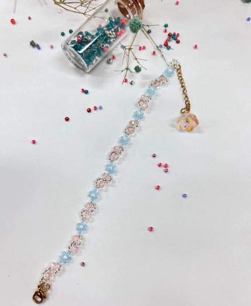 9月16日，在家就能賺錢的工作，拿回家做的手工活，做手工傳承官，手工之家的純手工，多種業(yè)務(wù)能同時做，圖為串珠米珠繡純手工產(chǎn)品剪影