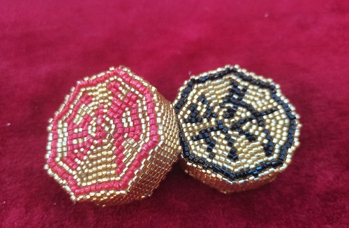 9月19日，能在家做的手工項(xiàng)目，做手工傳承官，輕創(chuàng)業(yè)做手工掙錢，在手工之家，找到適合自己的合作，收入更好，圖為串珠米珠繡純手工產(chǎn)品剪影