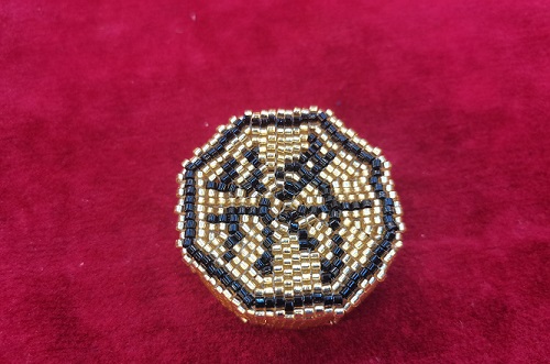 9月19日，能在家做的手工項(xiàng)目，做手工傳承官，輕創(chuàng)業(yè)做手工掙錢，在手工之家，找到適合自己的合作，收入更好，圖為串珠米珠繡純手工產(chǎn)品剪影