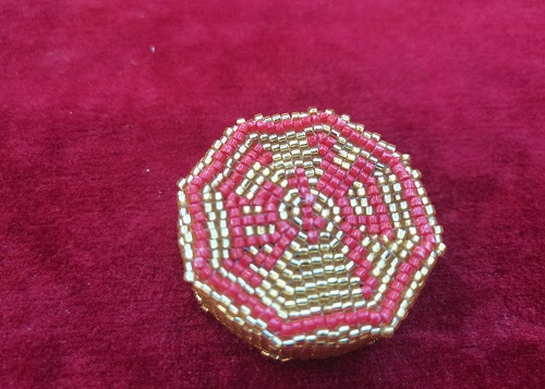9月19日，能在家做的手工項(xiàng)目，做手工傳承官，輕創(chuàng)業(yè)做手工掙錢，在手工之家，找到適合自己的合作，收入更好，圖為串珠米珠繡純手工產(chǎn)品剪影