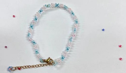 9月21日，手工活從哪里找廠家，想接正規(guī)廠家的手工輕資產(chǎn)創(chuàng)業(yè)，做手工傳承官，與手工之家合作，看自己的情況選擇收入更好，圖為串珠米珠繡純手工產(chǎn)品剪影