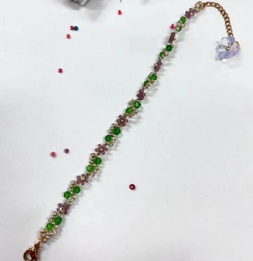 9月21日，手工活從哪里找廠家，想接正規(guī)廠家的手工輕資產(chǎn)創(chuàng)業(yè)，做手工傳承官，與手工之家合作，看自己的情況選擇收入更好，圖為串珠米珠繡純手工產(chǎn)品剪影