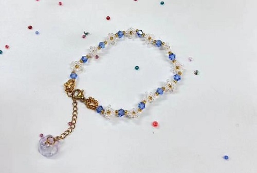 9月25日，在家就能賺錢的工作，兼職手工在家可做，輕資產(chǎn)創(chuàng)業(yè)的手工，做手工傳承官，在手工之家，堅守和實事求是地創(chuàng)新，成就純手工事業(yè)，圖為串珠米珠繡手工材料剪影