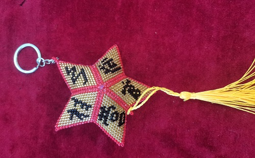 10月11日，手工活兼職可帶回家，拿回家的手工創(chuàng)業(yè)項(xiàng)目，做手工傳承官，在家做手工掙錢，在手工之家，多種手工業(yè)務(wù)可以一起做，圖為串珠米珠繡純手工產(chǎn)品剪影