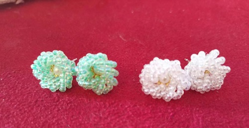10月16日，手工活兼職可帶回家，手工靈活的副業(yè)創(chuàng)業(yè)項(xiàng)目，做手工傳承官微創(chuàng)業(yè)，因?yàn)榱私?，手工之家深受大家信任和支持，圖為串珠米珠繡純手工產(chǎn)品剪影