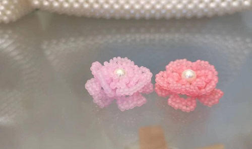 10月17日，可在家做的兼職手工活, 想接正規(guī)廠家的手工創(chuàng)業(yè)項(xiàng)目，輕資產(chǎn)創(chuàng)業(yè)做手工傳承官，與手工之家合作，這里的產(chǎn)品是事業(yè)的根本，圖為串珠米珠繡純手工產(chǎn)品剪影