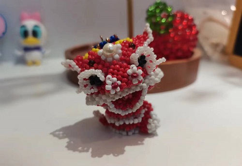 10月19日，在家就能賺錢的工作，小成本創(chuàng)業(yè)做手工傳承官，正規(guī)手工活外發(fā)加工網(wǎng)副業(yè)創(chuàng)業(yè)，了解清楚，大家與手工之家有更好的合作，圖為串珠米珠繡純手工產(chǎn)品剪影