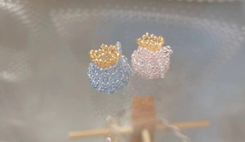 10月22日，手工活外發(fā)加工正規(guī)的廠家，微創(chuàng)業(yè)做手工傳承官，開手工加工廠，大家與手工之家始終是平等、共贏的關(guān)系，圖為串珠米珠繡純手工產(chǎn)品剪影