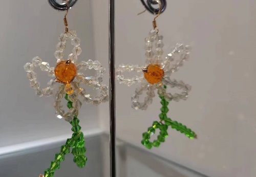 10月23日，在家做的手工小成本創(chuàng)業(yè)項(xiàng)目，手工兼職創(chuàng)業(yè)的正規(guī)網(wǎng)站，開(kāi)飾品加工廠，做手工傳承官，在手工之家，重視與每一位人員的合作，圖為串珠米珠繡純手工產(chǎn)品剪影