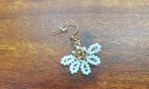 11月10日，手工活拿回家做，靈活就業(yè)手工創(chuàng)業(yè)居家掙錢，微創(chuàng)業(yè)做手工傳承官，與手工之家合作，手工加工等業(yè)務(wù)好做又掙錢，圖為串珠米珠繡純手工產(chǎn)品剪影