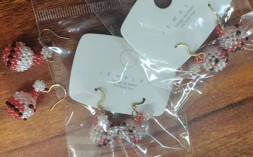 11月14日，外發(fā)手工領(lǐng)回家做，靈活副業(yè)創(chuàng)業(yè)，低成本做手工傳承官，在手工之家，選擇怎樣的合作，大家說了算，圖為串珠純米珠繡純手工產(chǎn)品剪影