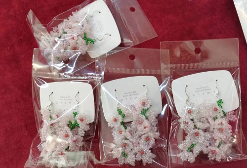 11月15日，手工活拿回家做在哪里找，居家副業(yè)創(chuàng)業(yè)，微創(chuàng)業(yè)做手工傳承官，在手工之家，純手工讓大家一年四季有錢掙，圖為串珠米珠繡手工產(chǎn)品材料剪影