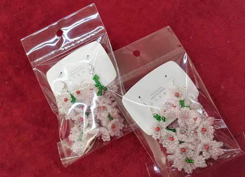 11月29日，在家能做的手工活兼職，帶回家做的手工創(chuàng)業(yè)項(xiàng)目，微創(chuàng)業(yè)做手工傳承官，手工之家服務(wù)好，圖為串珠米珠繡純手工產(chǎn)品剪影