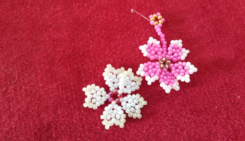 12月5日，手工活接單正規(guī)平臺，拿回家做的手工創(chuàng)業(yè)項目，小成本創(chuàng)業(yè)做手工傳承官，在手工之家，產(chǎn)品、市場，合作、服務(wù)都有實實在在的行動，圖為串珠米珠繡純手工產(chǎn)品剪影