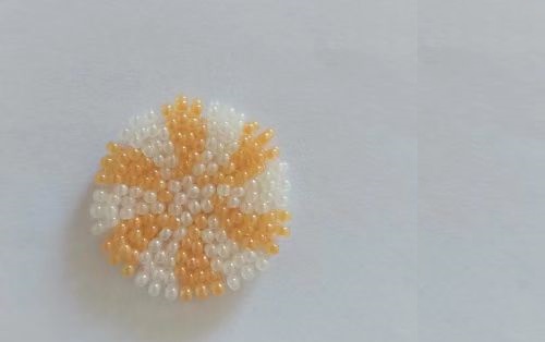 12月27日，手工活拿回家做在哪里找，小成本創(chuàng)業(yè)做手工傳承官，帶回家做的手工創(chuàng)業(yè)項目，依靠手工之家，大家通過手工有了好收入，圖為串珠米珠繡純手工產(chǎn)品剪影