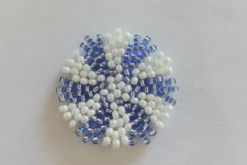 12月27日，手工活拿回家做在哪里找，小成本創(chuàng)業(yè)做手工傳承官，帶回家做的手工創(chuàng)業(yè)項目，依靠手工之家，大家通過手工有了好收入，圖為串珠米珠繡純手工產(chǎn)品剪影
