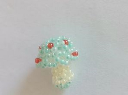 12月30日，手工活外發(fā)加工正規(guī)廠家直接發(fā)貨，微創(chuàng)業(yè)做手工傳承官，在家做的手工創(chuàng)業(yè)項(xiàng)目，手工之家的純手工事業(yè)有根基，圖為串珠米珠繡純手工產(chǎn)品剪影