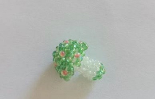 12月30日，手工活外發(fā)加工正規(guī)廠家直接發(fā)貨，微創(chuàng)業(yè)做手工傳承官，在家做的手工創(chuàng)業(yè)項(xiàng)目，手工之家的純手工事業(yè)有根基，圖為串珠米珠繡純手工產(chǎn)品剪影