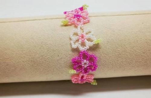 12月31日，在家里就能賺錢(qián)的工作，靈活就業(yè)副業(yè)創(chuàng)業(yè)，手工活加工外發(fā)回收，微創(chuàng)業(yè)開(kāi)手工加工廠，靈活掙錢(qián)增收，與手工之家合作穩(wěn)定可靠，圖為串珠米珠繡純手工產(chǎn)品剪影