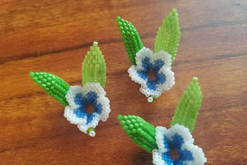 1月6日，手工活兼職可帶回家，手工活接單平臺，微創(chuàng)業(yè)做手工傳承官，在手工之家，有目標(biāo)收入更好，圖為串珠米珠繡純手工產(chǎn)品剪影