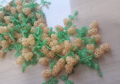 1月12日，手工兼職在家做，拿回家做的手工副業(yè)創(chuàng)業(yè)，微創(chuàng)業(yè)做手工傳承官，選擇手工之家，因?yàn)檫@里創(chuàng)新、誠信，圖為串珠米珠繡手工產(chǎn)品剪影